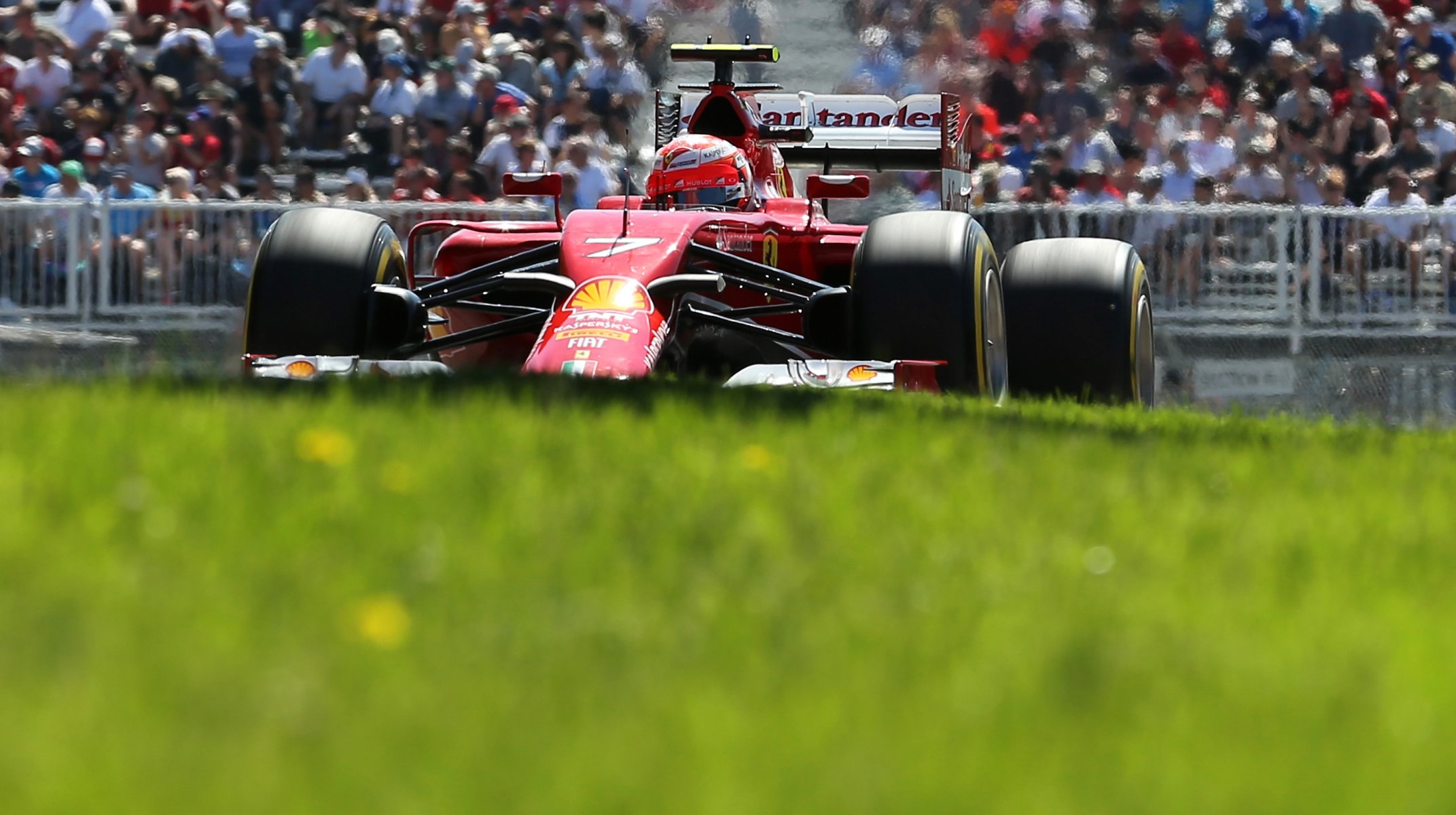 f1 ferrari wyścigi sporty motorowe formuła 1 trybuny trawa kimi raikonen