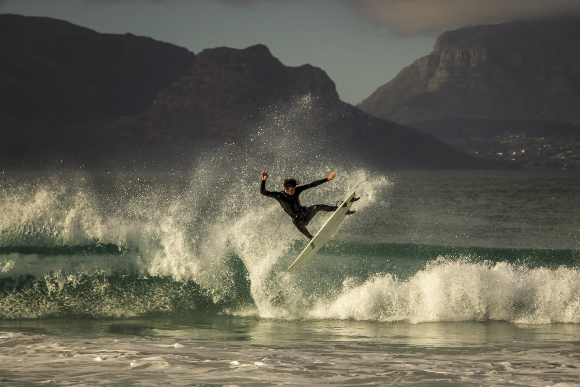 surfen surfbretter aereo berge meer land