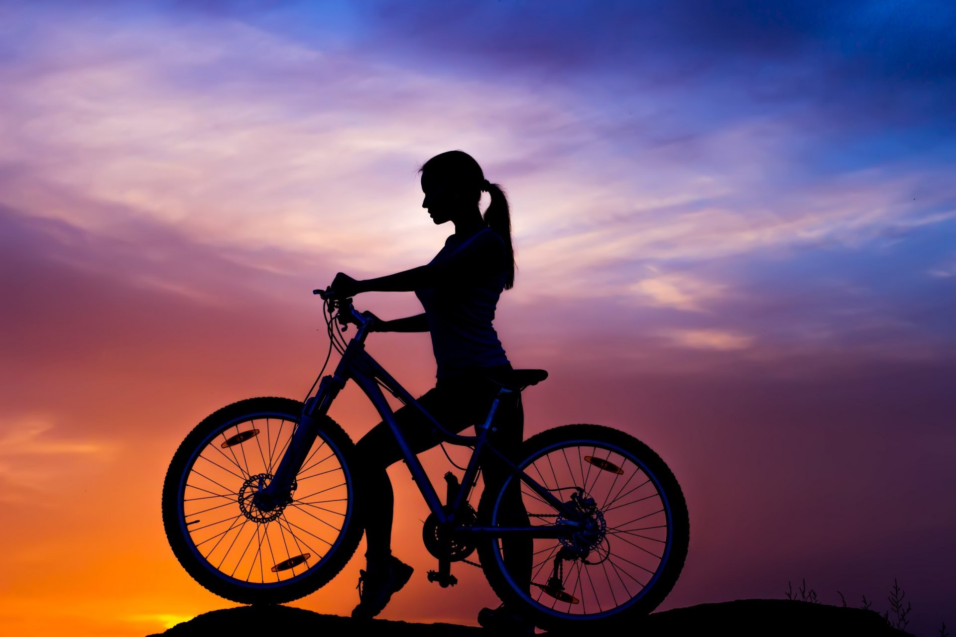 montagne vélo vélo sport fille silhouette coucher de soleil ciel