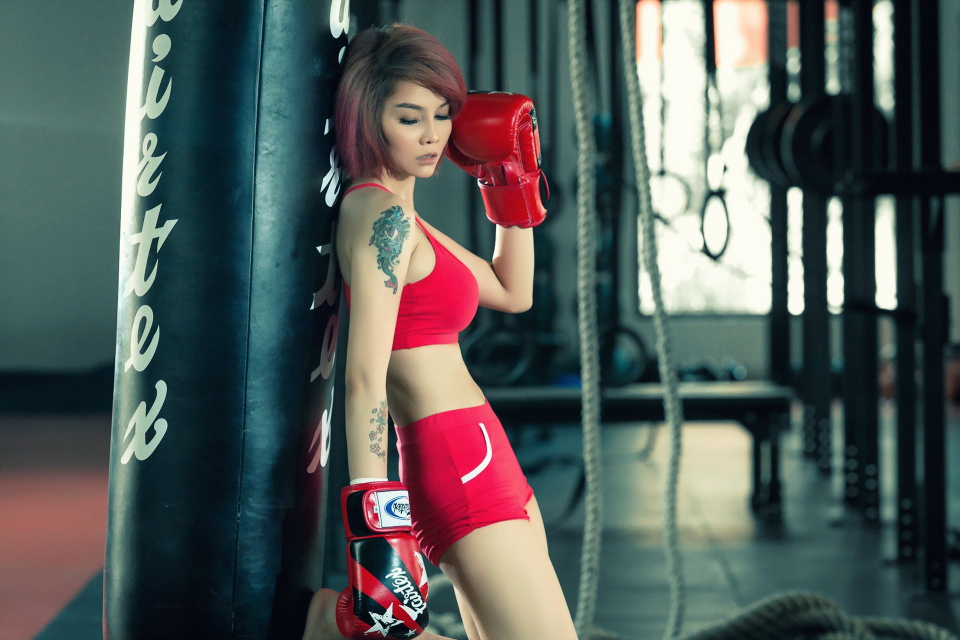 ragazza asiatica allenamento boxe sport