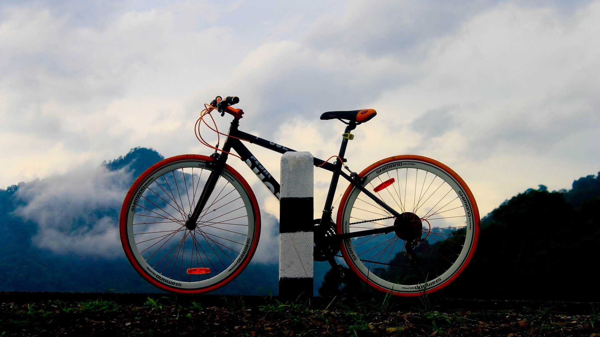 camino poste montañas bosque naturaleza bicicleta marco radios silueta movimiento distancia paseo viaje caminata cielo nubes