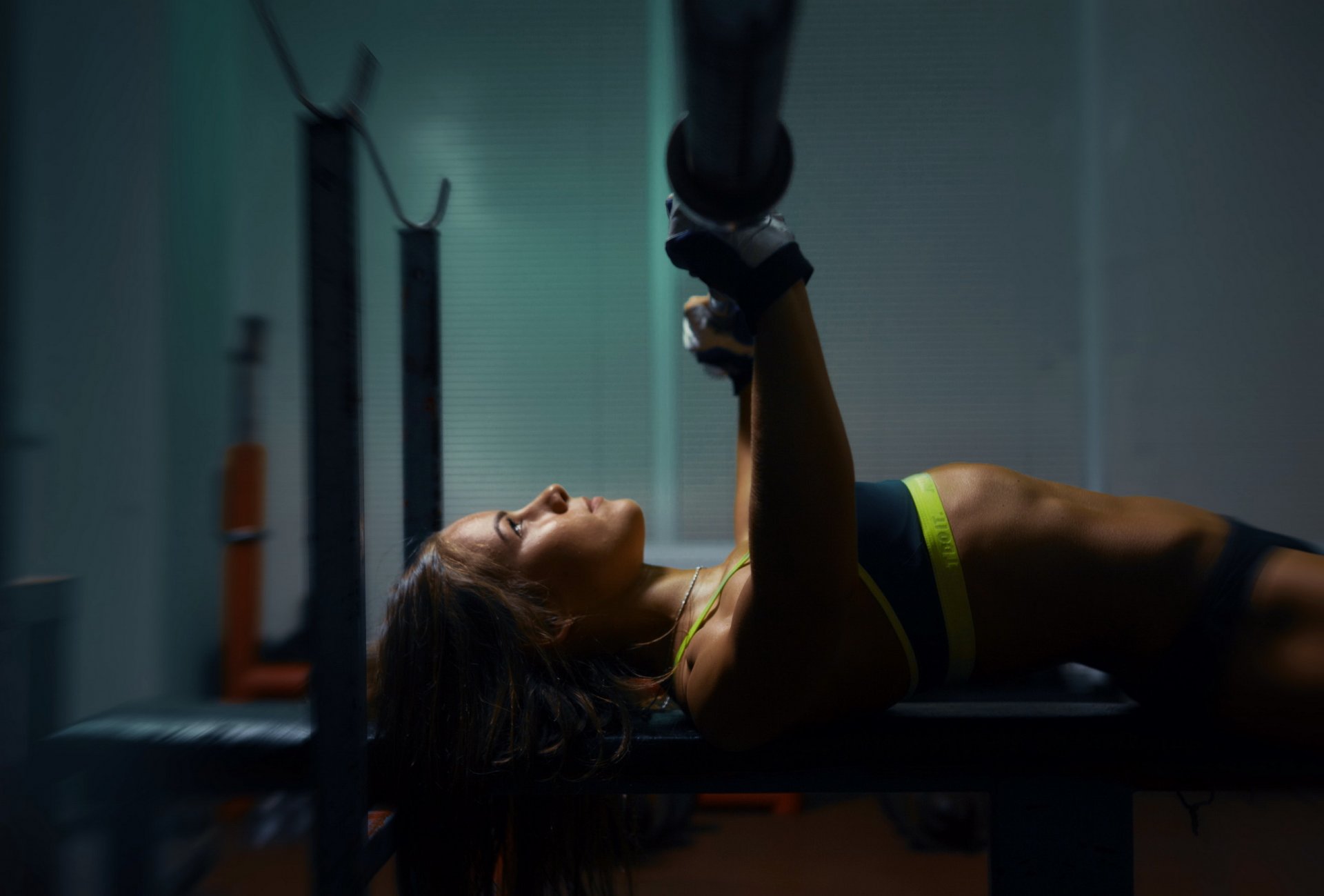 chica entrenamiento fuerza deporte