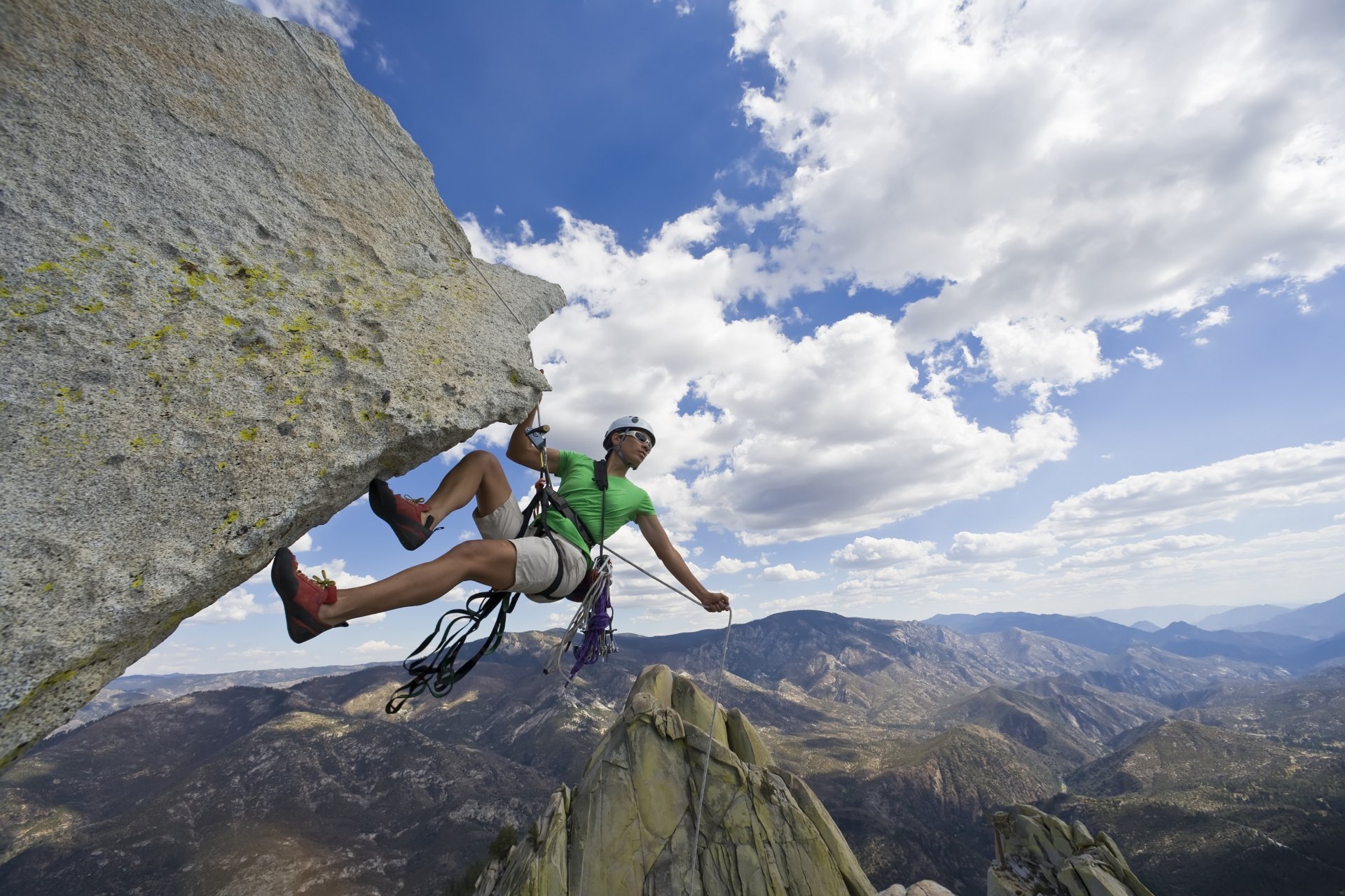 estremo sport arrampicata montagna ragazzo cielo nuvole