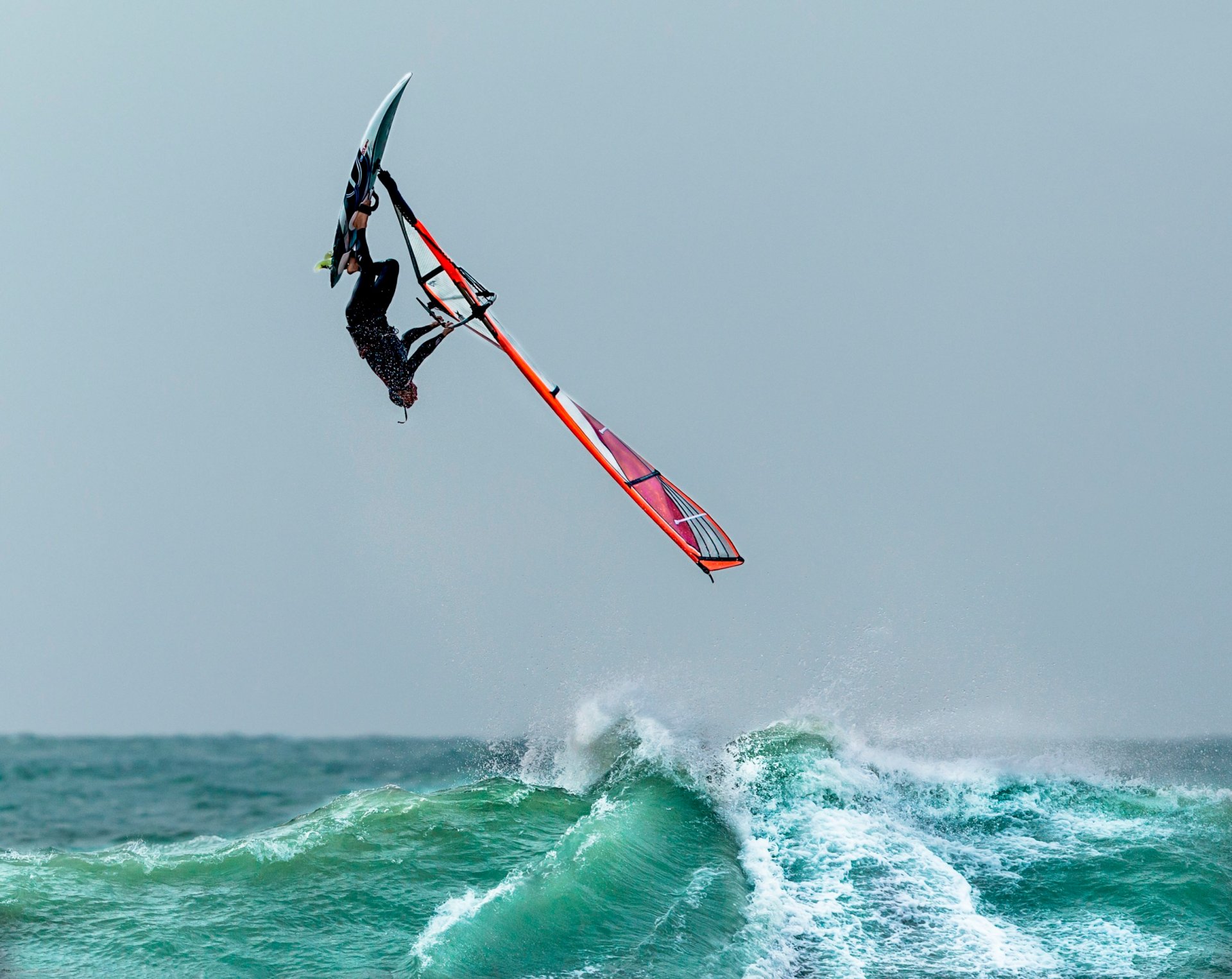 windsurfen springen wellen