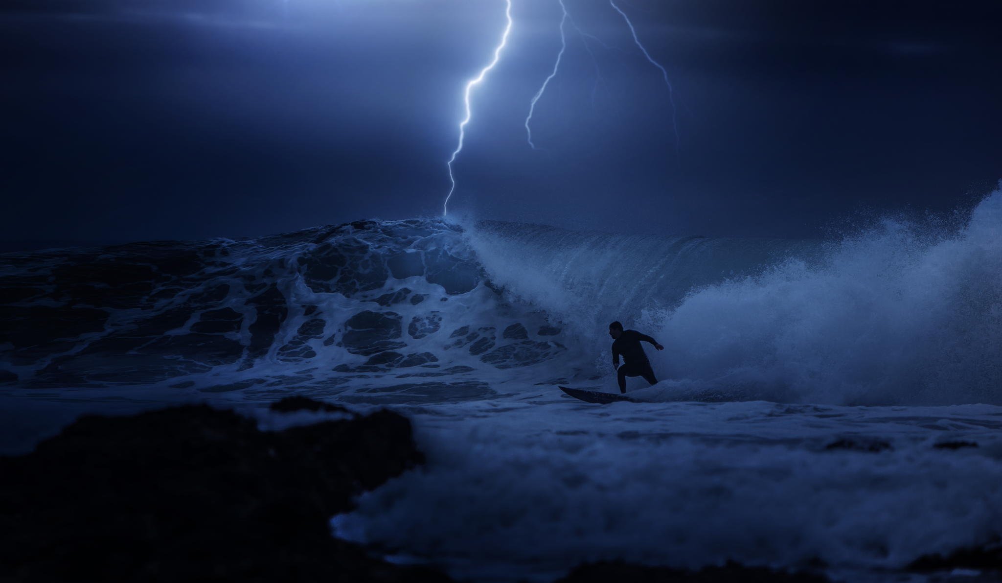 nacht ozean surfen kerl gewitter blitz