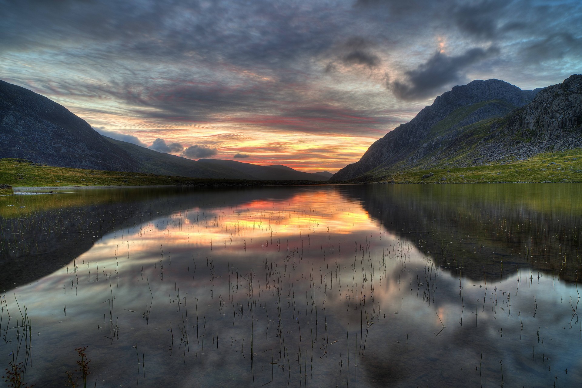 royaume-uni lac montagnes snowdonia coucher de soleil