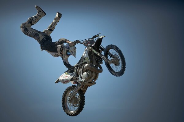 Salto en el cielo de un motociclista