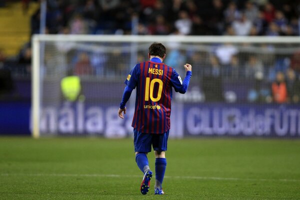 Lionel Messi desde atrás solo