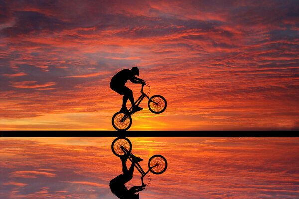 Отражение велосипедиста на закате