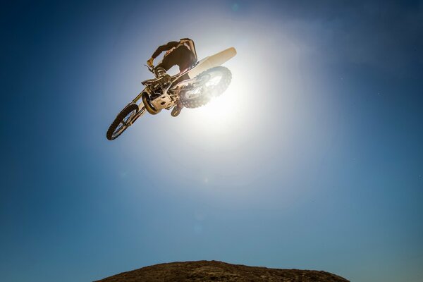 Sauter dans le ciel sur une moto