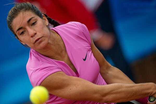 Tennisspielerin schlägt auf den Ball, gonzalez mit dem Schläger, tennisspiel der Mädchen