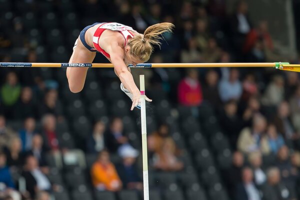 Atleta femminile alle gare di salto con l asta