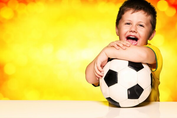 Joven animadora con un balón de fútbol