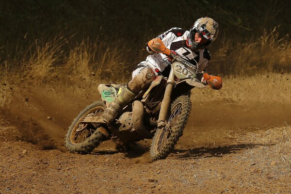 Hoy en el deporte, en la carrera de motociclista 207 va a adelantar