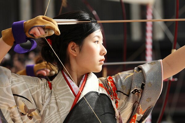 Chica japonesa apunta con un arco