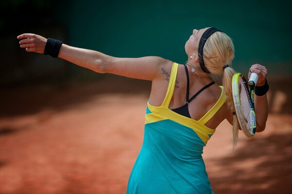 Немецкая теннисистка Лена хофман отбивает подачу