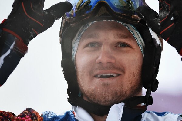 Сноубордист Николай Олюнин улыбается на олимпийских играх в Сочи 2014-м году