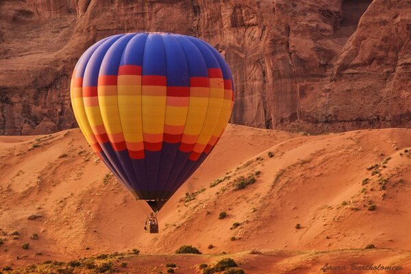Воздушный шар на фоне пустынных песчаных скал