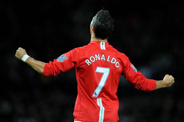 El futbolista con la camiseta roja con el número siete se regocija en la victoria