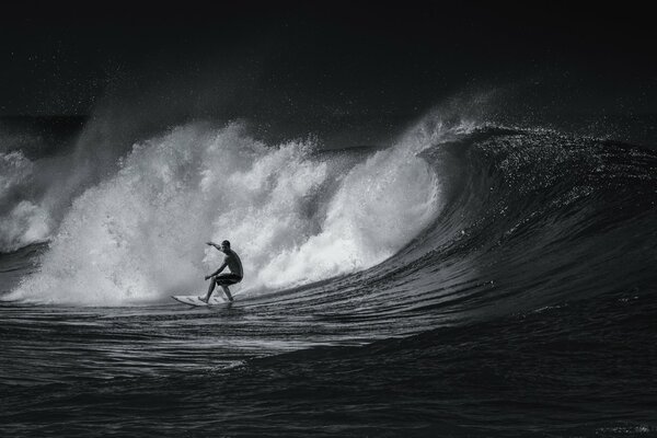 Mar blanco y negro chico haciendo surf