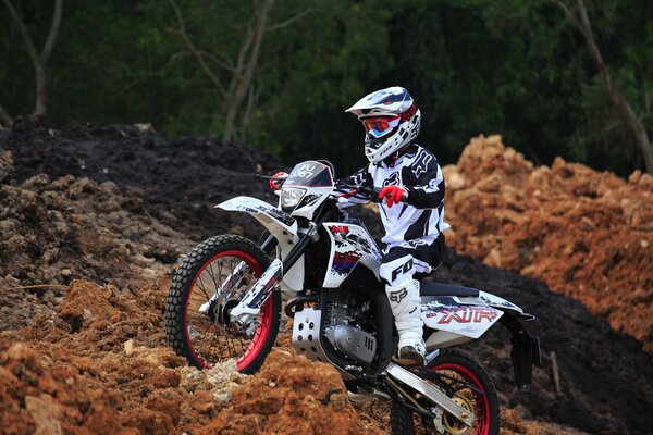 Piloto en una moto deportiva en blanco y negro