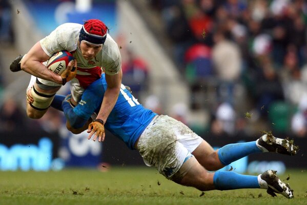 Juego de rugby. Choque entre dos jugadores