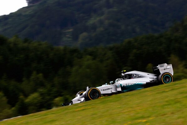 Wyścig sportowego białego Mercedesa w Formule 1