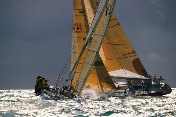 Velero en un mar agitado