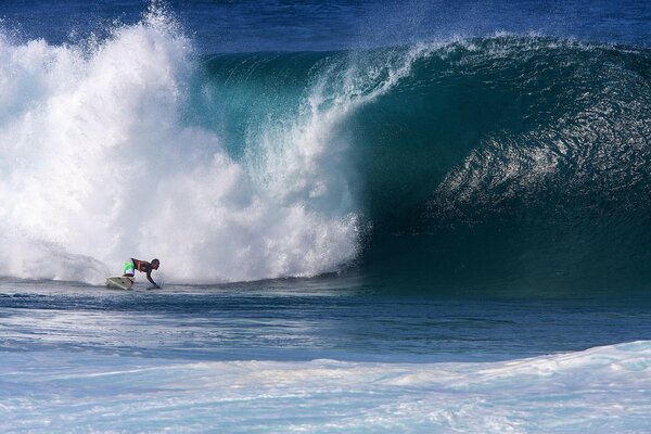 Surf comme un sport sur les vagues dans l océan