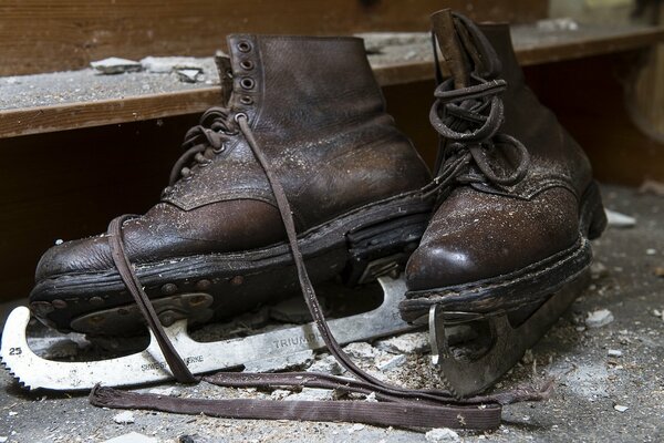 Vieux patins en cuir