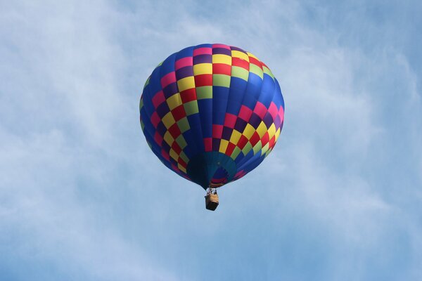 Lass uns in einem Heißluftballon in den Himmel steigen