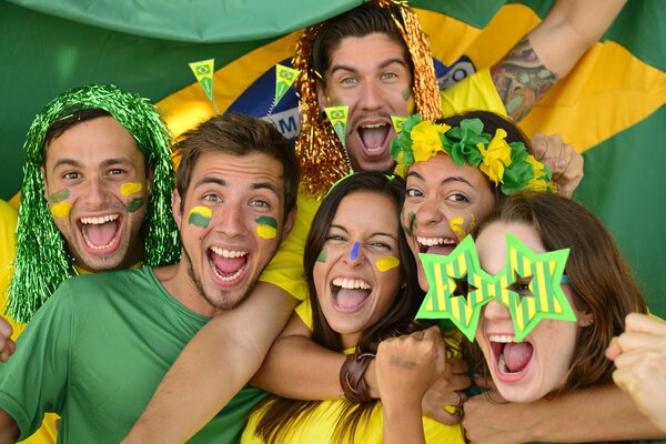 Fans de football brésiliens avec des visages peints