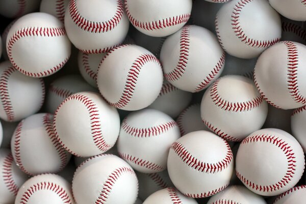 Fotografía de una gran cantidad de pelotas de béisbol