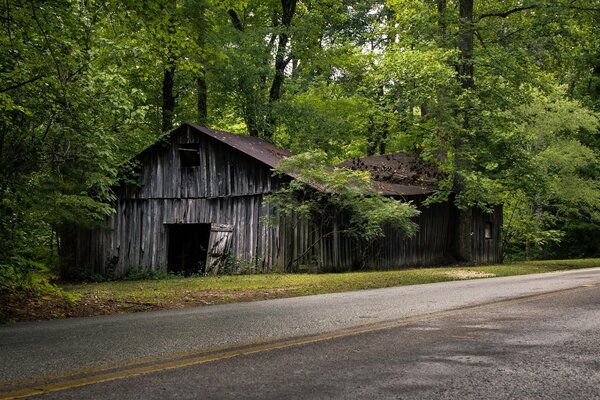 Une mystérieuse Grange au bord de la route rencontre silencieusement les voyageurs