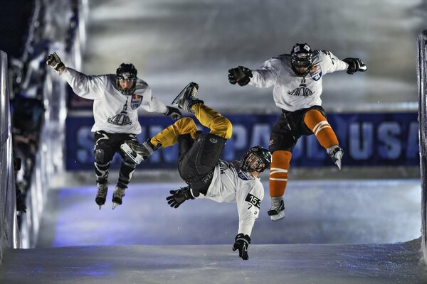 Hockeyspieler haben sportliche Rennen und Sprünge veranstaltet