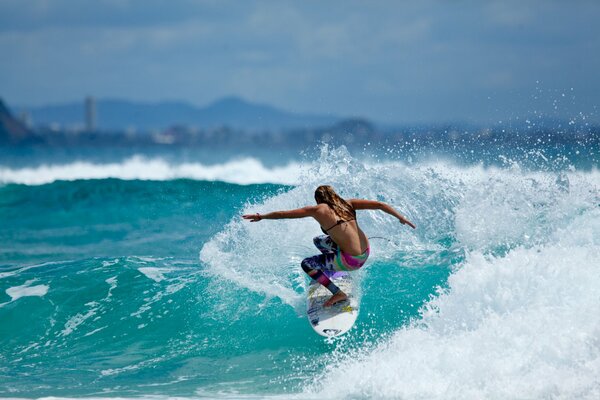 Océano y deportes, surf en el agua, olas de surf, hermosa surfista