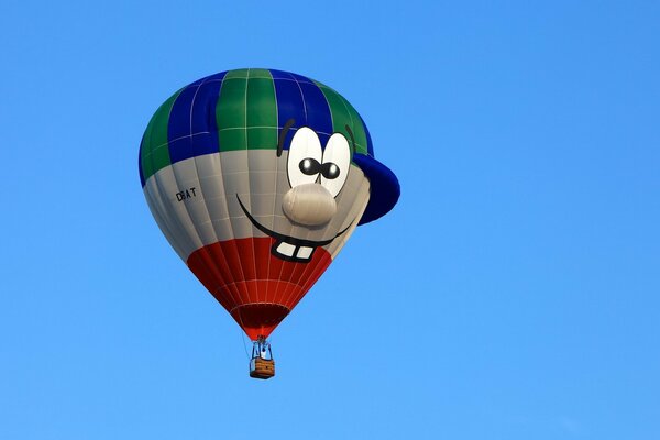 Globo creativo en el cielo