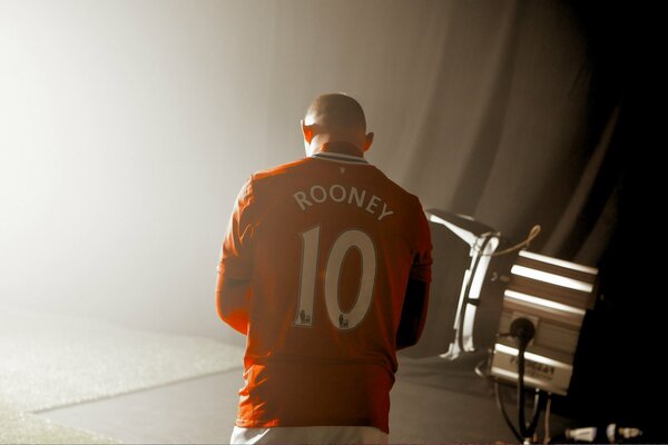 Rooney in uniforme da calcio rossa
