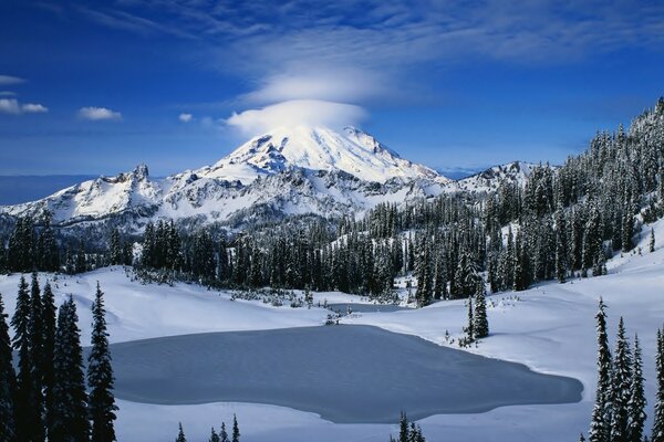 Berge im verschneiten Winter