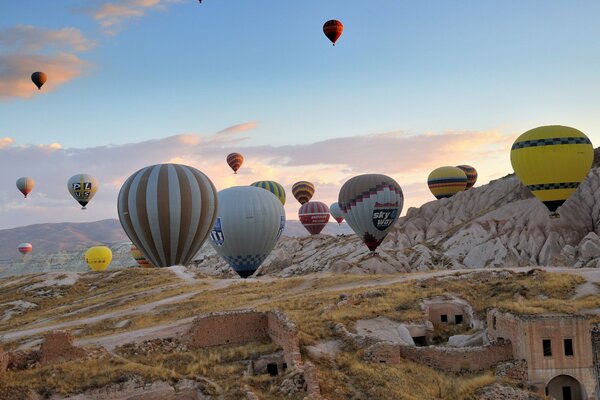 Quelque part dans les montagnes, il y a un ciel bleu parsemé de ballons