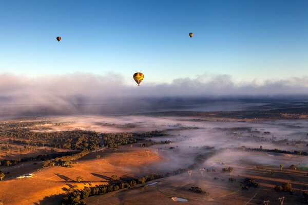 Luftballons auf einem schönen Tal