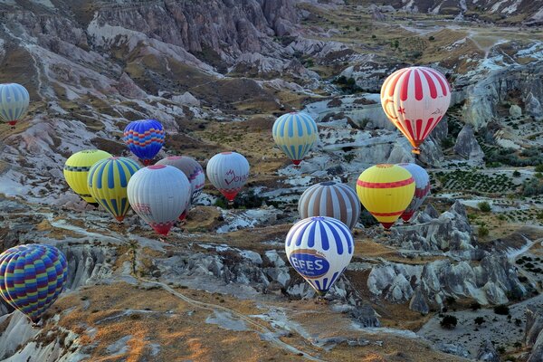 Palle sopra il paesaggio montano molto alto