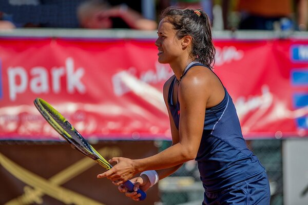 Laura Thorpe, joueuse de tennis française avec sa raquette