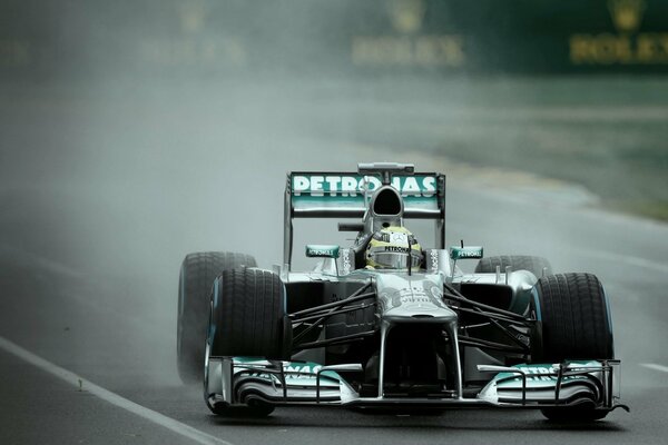 Course en formule un sous la pluie