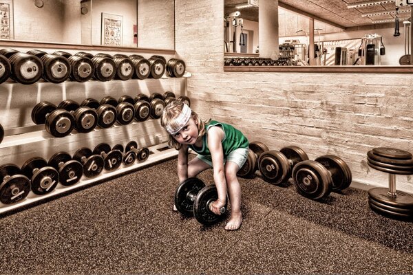 Mała dziewczynka na siłowni