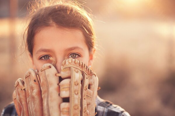 Mädchen mit Handschuh spielt Baseball