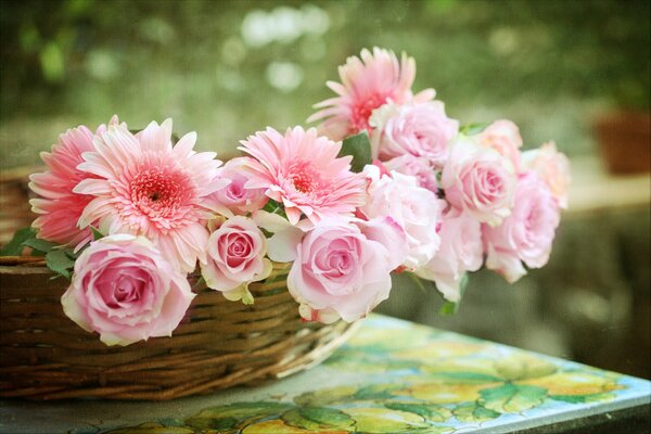 Delicato mazzo di fiori in un cesto di vimini