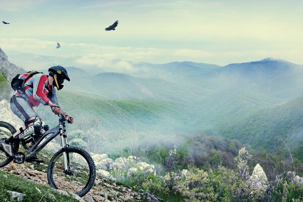 Hombre con casco en bicicleta en las montañas