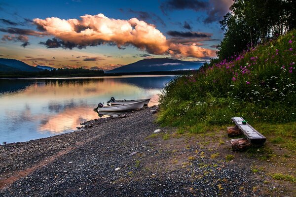 Naturlandschaft mit Fluss und Boot