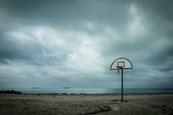 Tablero de baloncesto en la orilla del mar